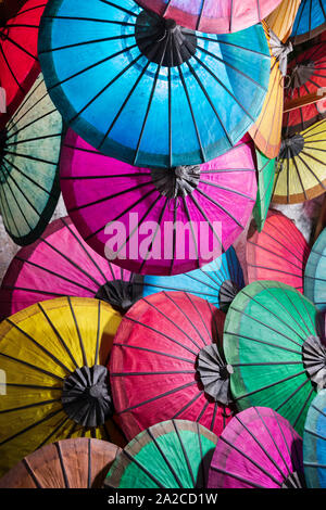 Papier coloré parapluies à l'artisanat, le marché de nuit le long de Th Sisavangvong, Luang Prabang province, le nord du Laos, Laos, Asie du sud-est Banque D'Images