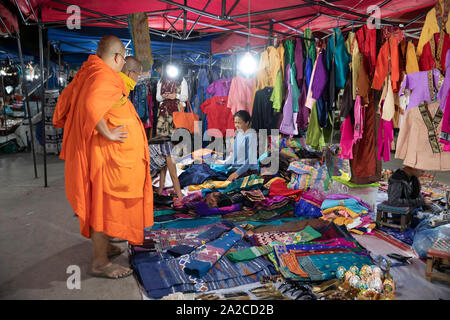 L'artisanat, le marché de nuit le long de Th Sisavangvong, Luang Prabang province, le nord du Laos, Laos, Asie du sud-est Banque D'Images