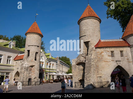 Vue de la Porte Viru Viru au célèbre street dans la vieille ville de Tallinn, Estonie Banque D'Images