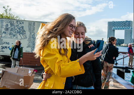 Amsterdam, Pays-Bas. 09Th Oct, 2019. Un activiste climatique est vu parler avec un ami avant de partir.Dans le quai NDSM à Amsterdam, 36 activistes du climat sont départ pour aller à la Conférence des Nations Unies sur le climat à Santiago, Chili. Entre eux, il n'y a Anuna de Weber, qui est l'organisateur de la grève du climat en Belgique et d'Adélaïde Charlier, coordonnateur d'expression française pour le programme Jeunesse pour l'climat" le mouvement. Credit : SOPA/Alamy Images Limited Live News Banque D'Images