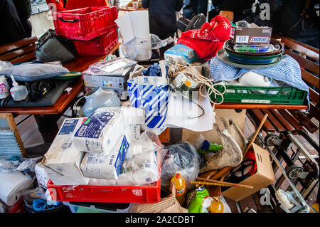 Amsterdam, Pays-Bas. 09Th Oct, 2019. Une vue sur certains des articles alimentaires et d'autres choses que les militants ont sur le bateau.Dans le quai NDSM à Amsterdam, 36 activistes du climat sont départ pour aller à la Conférence des Nations Unies sur le climat à Santiago, Chili. Entre eux, il n'y a Anuna de Weber, qui est l'organisateur de la grève du climat en Belgique et d'Adélaïde Charlier, coordonnateur d'expression française pour le programme Jeunesse pour l'climat" le mouvement. Credit : SOPA/Alamy Images Limited Live News Banque D'Images