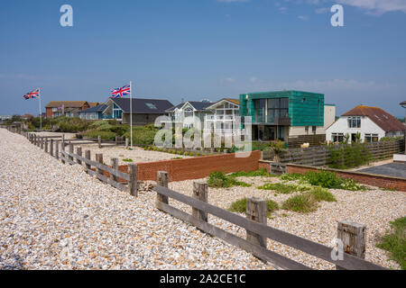 Maisons de Plage à l'East Wittering sur la côte du Sussex de l'ouest de l'Angleterre. Banque D'Images