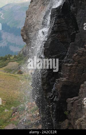 Trickling cascade off the Rocks sur le Colorado Montagne Banque D'Images