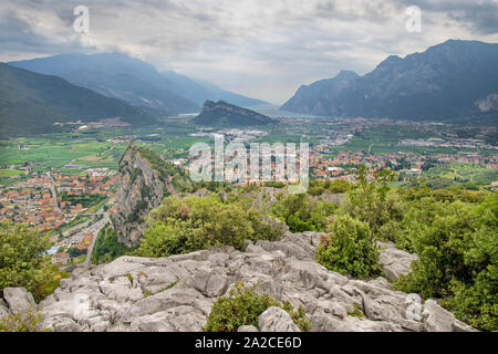 Arco - La ville avec le château médiéval, les Alpes et le lac en arrière-plan. Banque D'Images