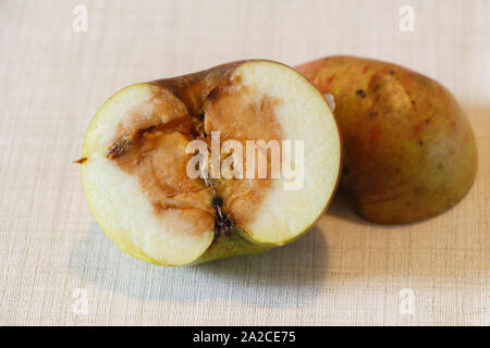 Centre d'une pomme pourrie découvert après la coupe en deux morceaux Banque D'Images