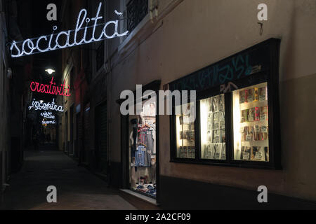 Genova, Italie - le 17 janvier 2018 : Night Street View de Genova, éclairé store fenêtres et textes publicitaires Banque D'Images