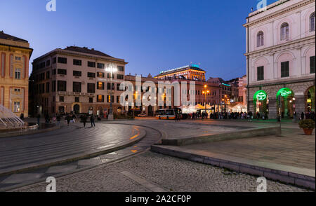 Genova, Italie - le 17 janvier 2018 : vue de la nuit de la Piazza De Ferrari, les gens ordinaires sont dans la rue Banque D'Images