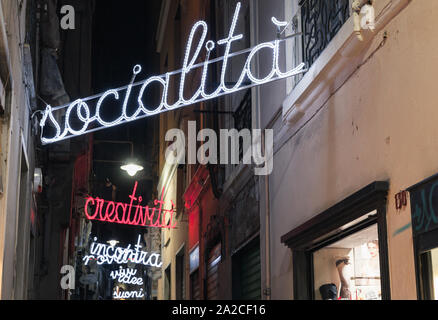 Genova, Italie - le 17 janvier 2018 : Nuit rue de Genova, textes publicitaires lumineux Banque D'Images