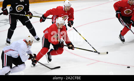 David Kampf trains pendant une session de formation de l'équipe NHL Blackhawks de Chicago avant le prochain match de la série mondiale de la LNH les Flyers de Philadelphie vs Blackhawks de Chicago, le 2 octobre 2019, à Prague, en République tchèque. (Photo/CTK Michal Kamaryt) Banque D'Images