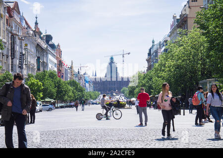 L'attraction touristique au scooter électrique la place Venceslas de Prague, en République tchèque, le 11 mai 2017. (CTK Photo/Libor Sojka) Banque D'Images