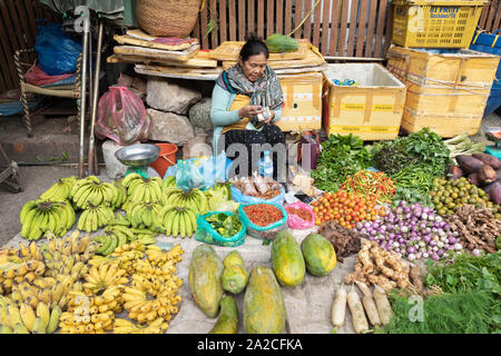 Matin, les étals de marché avec des produits frais, Luang Prabang, Laos, Nord du Laos, Laos, Asie du sud-est Banque D'Images