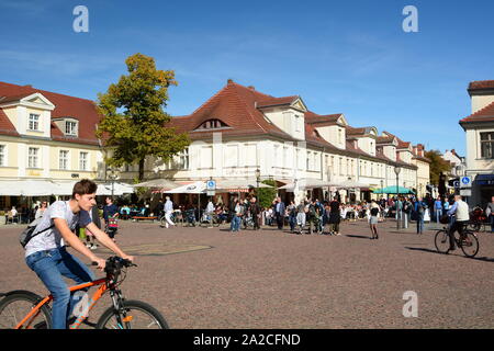 Rue Brandenburger comme vu à partir de la porte de Brandebourg. Potsdam. Allemagne Banque D'Images