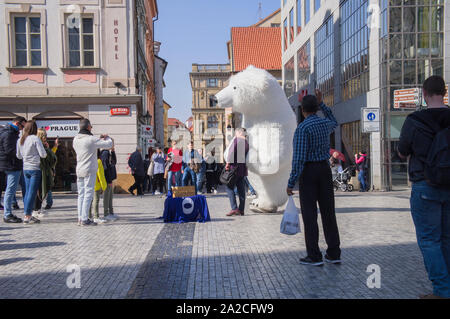 L'attraction touristique, de se faire photographier avec, un masque d'ours polaire gonflable géant à la place Venceslas de Prague, en République tchèque, le 22 mars 2019. Banque D'Images