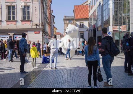 L'attraction touristique, de se faire photographier avec, un masque d'ours polaire gonflable géant à la place Venceslas de Prague, en République tchèque, le 22 mars 2019. Banque D'Images