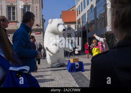 L'attraction touristique, de se faire photographier avec, un masque d'ours polaire gonflable géant à la place Venceslas de Prague, en République tchèque, le 22 mars 2019. Banque D'Images