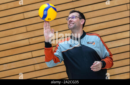 Berlin, Allemagne. 09Th Oct, 2019. Mediaday BR, Salves Horst-Korber-Sportzentrum. Coach Cedric Enard jongle avec le volley-ball. Crédit : Andreas Gora/dpa/Alamy Live News Banque D'Images