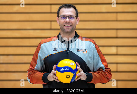 Berlin, Allemagne. 09Th Oct, 2019. Mediaday BR, Salves Horst-Korber-Sportzentrum. Coach Cedric Enard tient le volley-ball. Crédit : Andreas Gora/dpa/Alamy Live News Banque D'Images