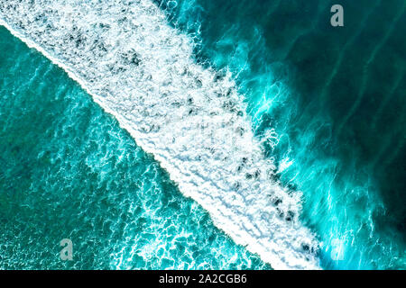 Vue aérienne à bas droit sur des grandes vagues dans un océan tropical Banque D'Images