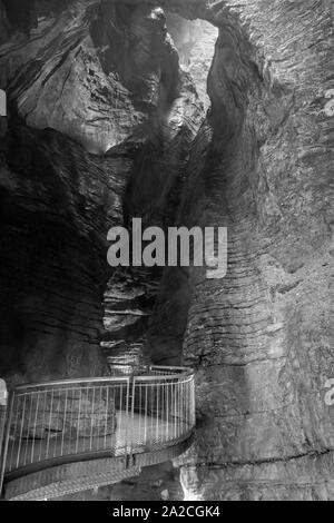 RIVA DEL GARDA, ITALIE - juin 7, 2019 : La chute d'eau dans cave Cascata Varone près de la Riva del Garda et le lac Lago di Garda. Banque D'Images