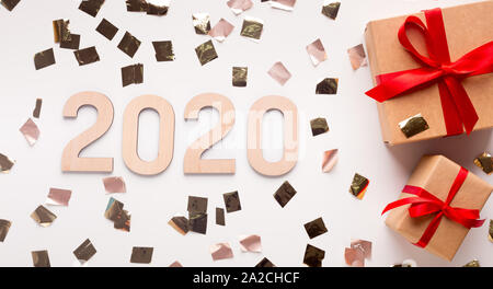 Wow 2020 Nouvelle année concept avec les boîtes et les confettis or actuel Banque D'Images