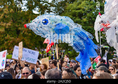 Montréal, CA - 27 septembre 2019 : les poissons en plastique des bouteilles sur le Marché climatique de Montréal Mars. Banque D'Images