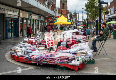 La terrasse d'échoppe de marché, High Street, West Bromwich, West Midlands, Royaume-Uni. Banque D'Images