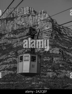 Une photo en noir et blanc de la télécabine reliant les gens à la montagne de Montserrat. Banque D'Images