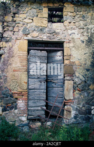 L'ancienne porte du vignoble en Toscane petite ville nommée latera Banque D'Images