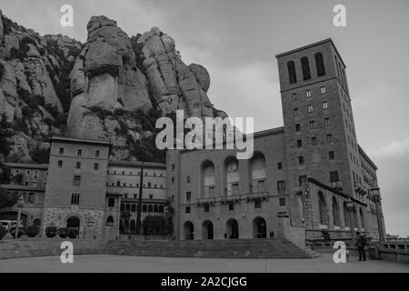 Une photo en noir et blanc de l'abbaye de Santa Maria de Montserrat et façade du square. Banque D'Images