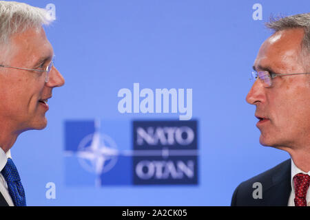 Bruxelles, Belgique. 2e oct, 2019. Le Secrétaire général de l'OTAN, Jens Stoltenberg(R) des entretiens avec le Premier ministre letton Krisjanis KARINS au Siège de l'OTAN à Bruxelles, Belgique, le 2 octobre 2019. Credit : Zheng Huansong/Xinhua/Alamy Live News Banque D'Images