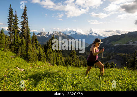 Les femmes enceintes Une randonnées sur une journée ensoleillée à la montagne. Banque D'Images