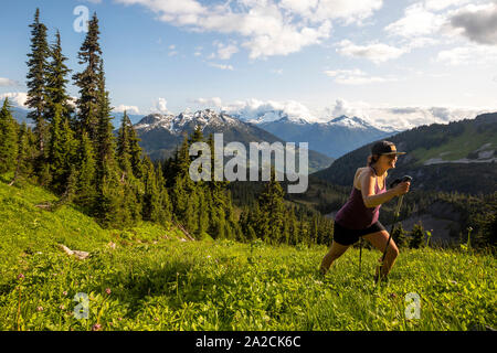 Les femmes enceintes Une randonnées sur une journée ensoleillée à la montagne. Banque D'Images