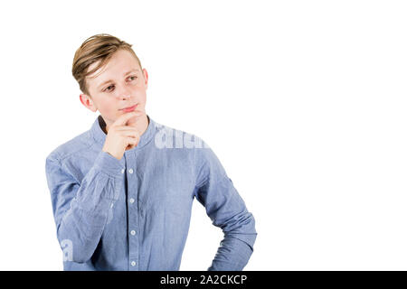 Smart boy thinking, garde la main sous le menton à côté isolated over white background. Banque D'Images