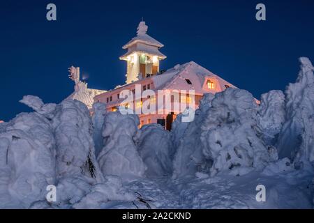 Fichtelberghaus couverte de neige dans la soirée en hiver sur la montagne Fichtelberg, Oberwiesenthal, Monts Métallifères, Saxe, Allemagne Banque D'Images