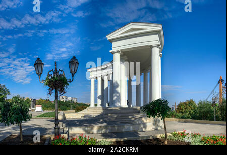 Odessa, Ukraine - 09,059.2019. Colonnade restaurée au Palais de Vorontsov à Odessa, Ukraine, au matin d'été ensoleillé Banque D'Images