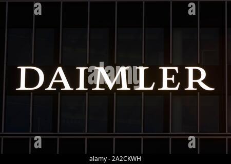 Le lettrage sur façade, siège de l'entreprise Daimler, Unterturkheim, Stuttgart, Bade-Wurtemberg, Allemagne Banque D'Images