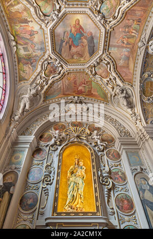 MENAGGIO, ITALIE - 8 mai 2015 : Le côté chapelle néo-baroque avec la fresque de la Madone du Rosaire à l'église Chiesa di Santo Stefano. Banque D'Images