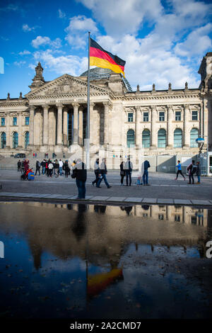 Berlin, Allemagne. 09Th Oct, 2019. Le drapeau allemand coups dans le vent en face du bâtiment du Reichstag. Credit : Arne Immanuel Bänsch/dpa/Alamy Live News Banque D'Images