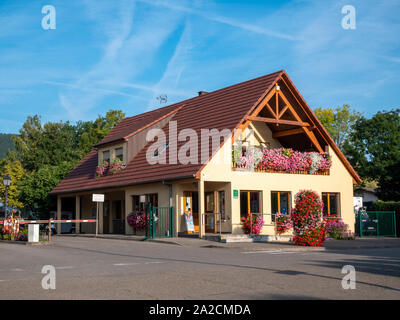 L'entrée et bâtiment d'accueil du camping municipal - Camping Les trois châteaux Equisheim, Alsace, France avec fenêtre couleur b Banque D'Images