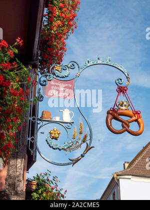 Une affiche à l'extérieur traditionnel en fer forgé Boulangerie, Patisserie Marx dans Equishiem, Alsace, France une boulangerie traditionnelle française shop. Banque D'Images