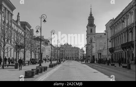 Une photo en noir et blanc de la rue Krakowskie Przedmieście, à Varsovie. Banque D'Images