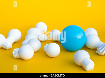 Inspiration idées concepts avec seulement un ballon en circulation le groupe d'arrière-plan sur la couleur bleue ampoule.Affaires créativité.la motivation à la réussite. Banque D'Images
