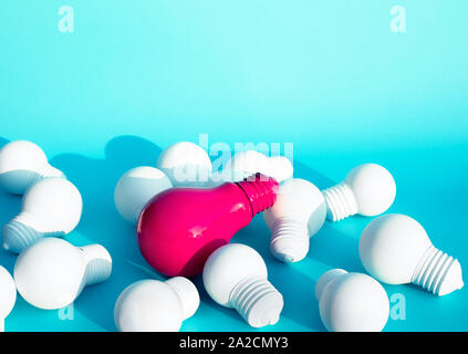 Inspiration idées concepts avec seulement une ampoule de lampe sur un autre en suspens sur un fond de couleur bleu.la créativité d'affaires.la motivation à succ Banque D'Images