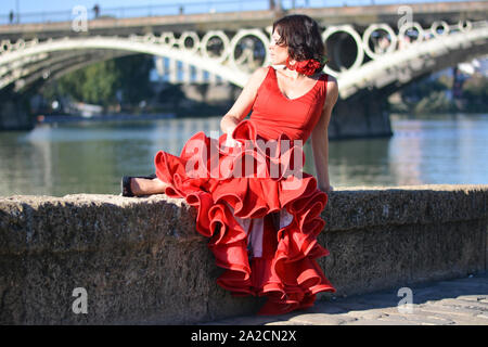 La danseuse de flamenco assis sur la rive du fleuve Banque D'Images