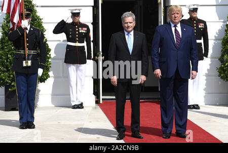 Washington, United States. 09Th Oct, 2019. Le président Donald Trump (R) pose avec le président de la Finlande Sauli Niinisto comme il l'accueille à la Maison Blanche, le mercredi, Octobre 2, 2019, à Washington, DC. Les dirigeants tiendra un déjeuner de travail et une conférence de presse conjointe. Photo de Mike Theiler/UPI UPI : Crédit/Alamy Live News Banque D'Images