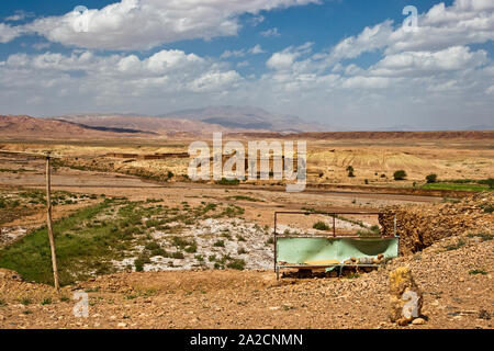 Citadelle fortifiée d'ait-Ben-Haddou construite de boue et d'argile dans la magnifique vallée désertique le long de la rivière Ouarzazate au Maroc Banque D'Images