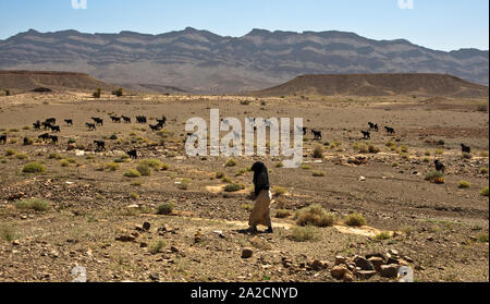 Petit cimetière situé à l'extérieur du village de Zagora au Maroc, situé le long de la route menant à Erfoud Banque D'Images