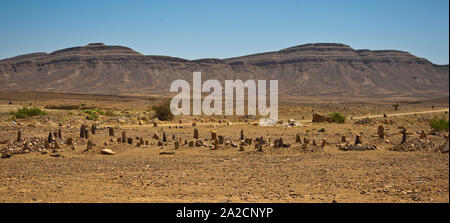 Petit cimetière situé à l'extérieur du village de Zagora au Maroc, situé le long de la route menant à Erfoud Banque D'Images