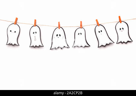 Composition des fantômes blancs séchant sur la corde de l'Halloween Banque D'Images