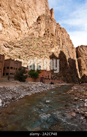 Ruisseau traversant les majestueuses Gorges du Todra dans la vallée du Draa, au Maroc Banque D'Images